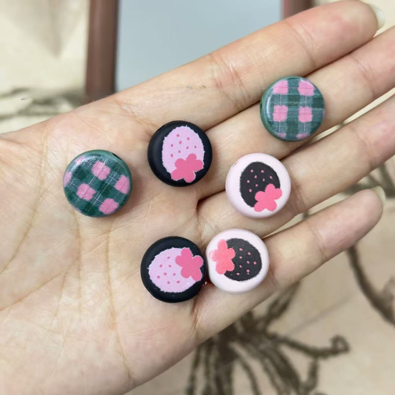 Wholesale 10pcs Acrylic Strawberry Plaid Beaded DIY Homemade Earrings Mobile Phone Rope Bracelet Necklace Clothing Accessories